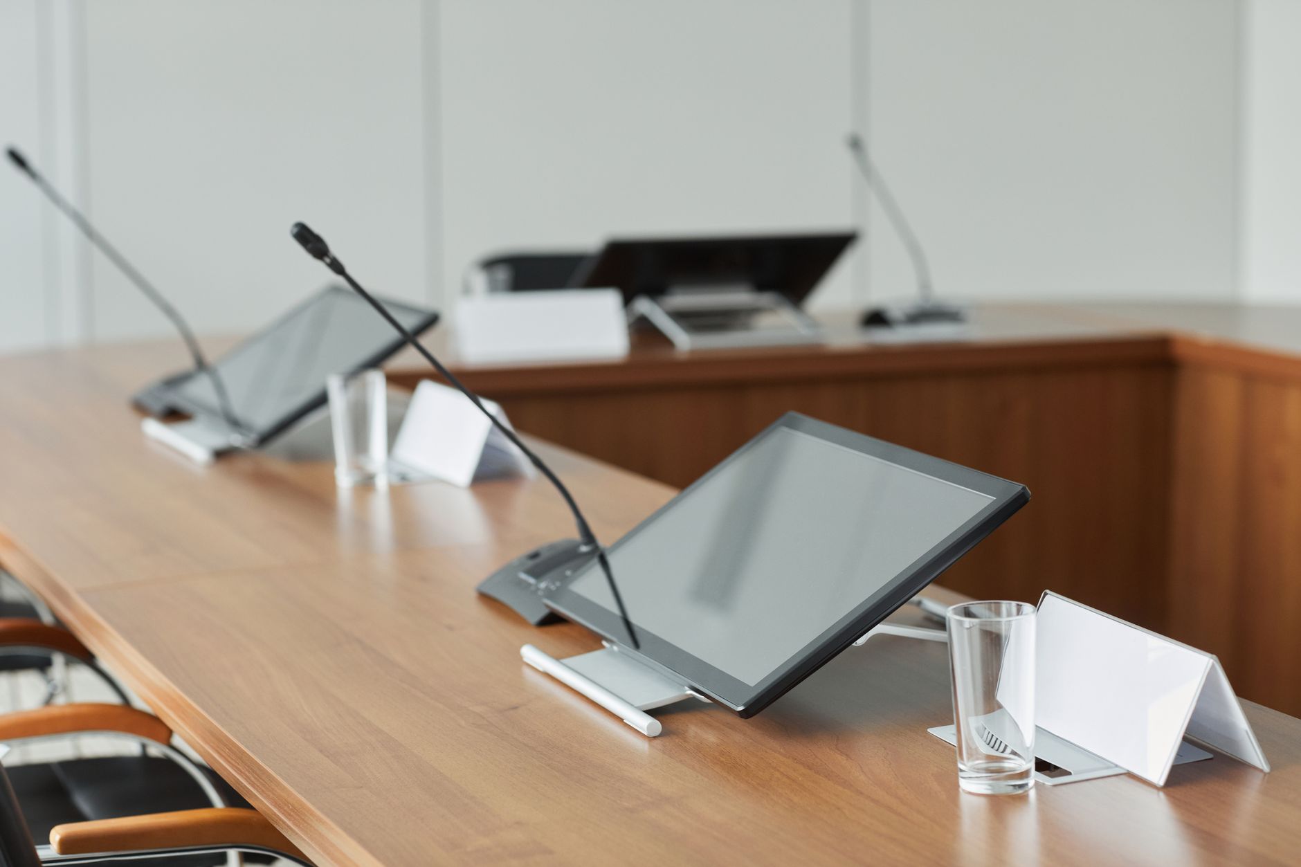 Collaborative business presentation illustrating automated reporting systems